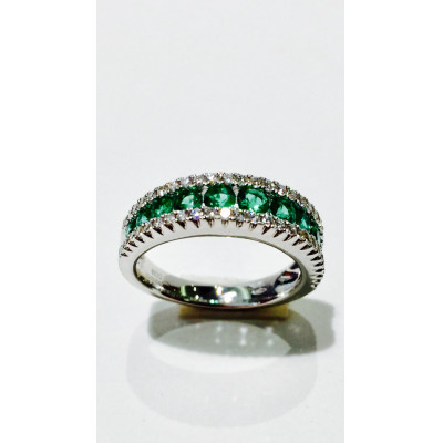 Anello con diamanti e smeraldi
